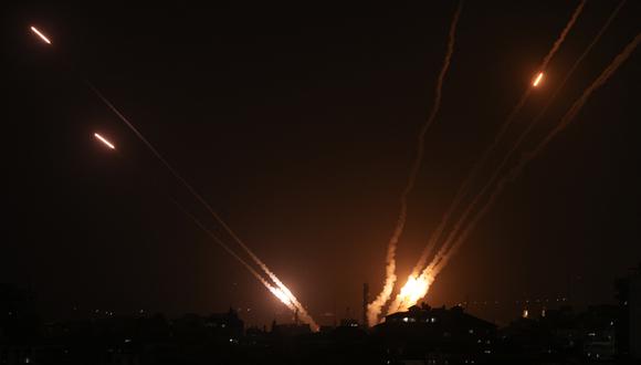 Se disparan cohetes desde la ciudad de Gaza hacia Israel el 13 de mayo de 2023. Los ataques aéreos israelíes azotaron Gaza nuevamente el 13 de mayo en respuesta al lanzamiento de cohetes de los militantes cuando se reanudaron los combates mortales después de una noche de relativa calma, a pesar de los esfuerzos por asegurar una tregua. (Foto de MAHMUD JAMONES / AFP)