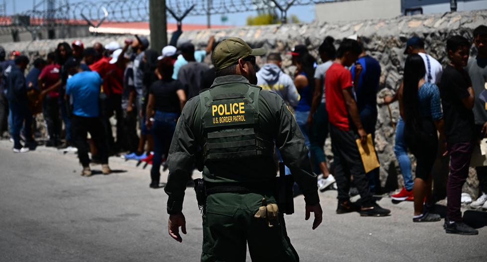 Un agente de la Patrulla Fronteriza de Estados Unidos camina junto a una fila de migrantes que esperan entregarse a los agentes en El Paso, Texas, el 9 de mayo del 2023. (Foto de Patrick T. Fallon / AFP).