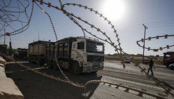 Las fuerzas de seguridad palestinas leales a la Autoridad Palestina permanecen en la entrada del cruce Kerem Shalom, el principal punto de paso para los bienes que ingresan a Gaza, en la ciudad de Rafah, al sur de la Franja de Gaza. (Foto: AFP)