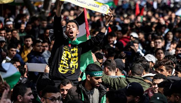 Estudiantes de Palestina protestan en contra del encuentro. (Foto referencial de Mahmud HAMS / AFP)