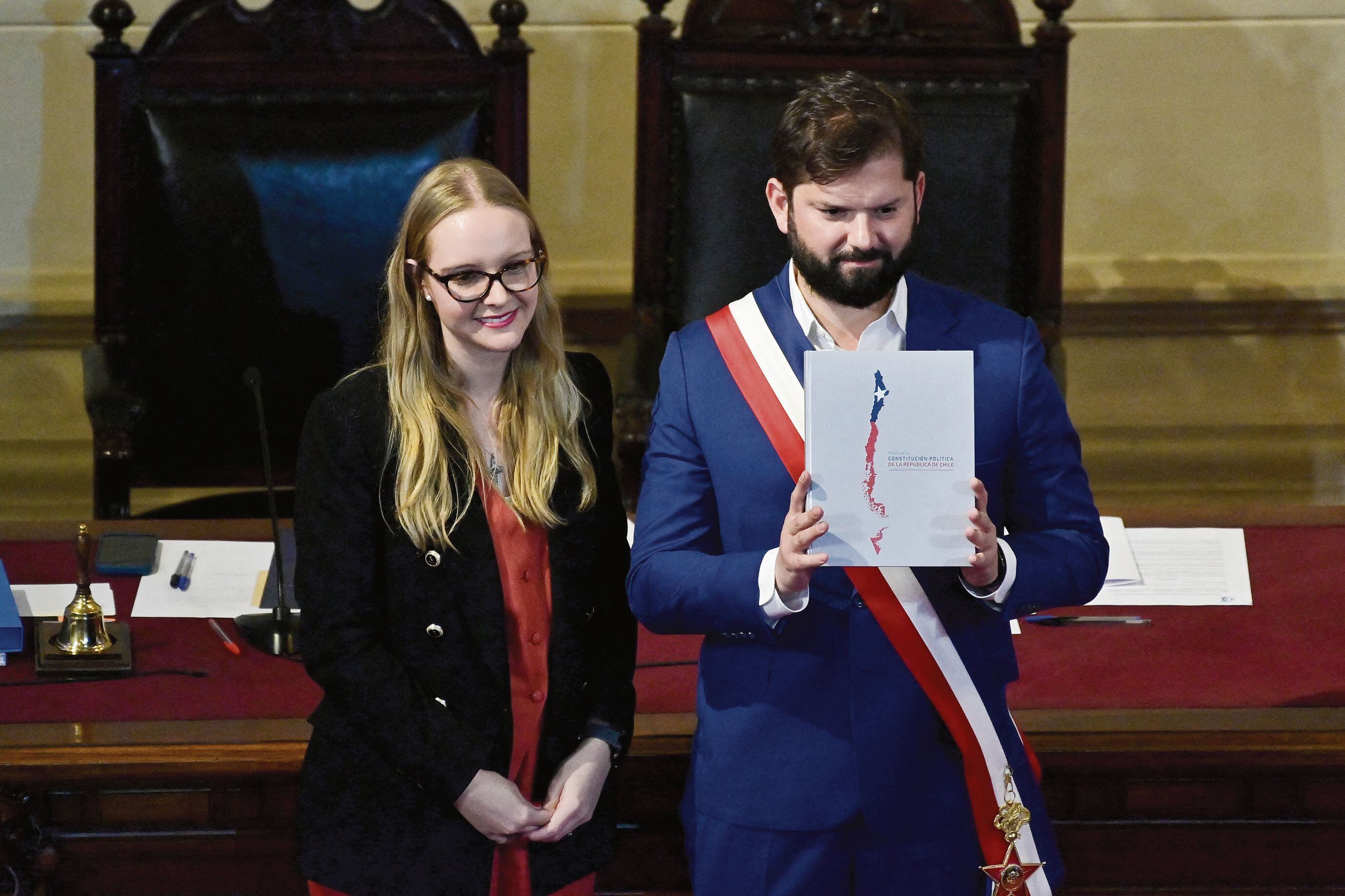 President Gabriel Boric receives the Magna Carta proposal, which will be submitted to popular consultation for approval or rejection.  (Photo: AFP)