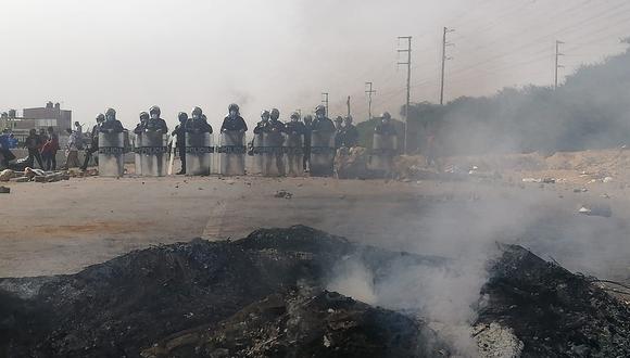 En al menos tres puntos de la provincia de Virú, la carretera Panamerica Norte fue bloqueda por trabajadores del sector agroindustrial.(Foto: José Noriega)