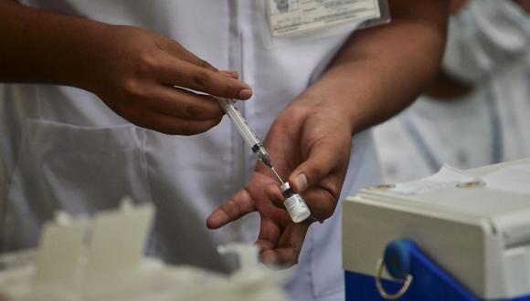 Una enfermera prepara una dosis de la vacuna Pfizer-BioNTech contra COVID-19 en un centro de vacunación para mayores de 50 años instalado en la Biblioteca Vasconcelos, en la Ciudad de México el 11 de mayo de 2021. (Foto: Pedro Pardo / AFP)
