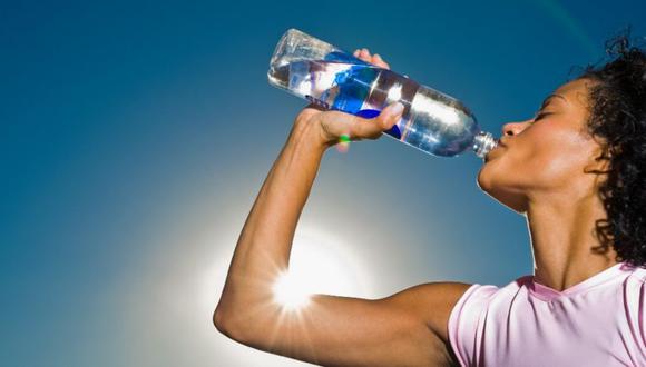 Mantener el balance de agua en nuestro cuerpo es fundamental para nuestra salud. (GETTY IMAGES)
