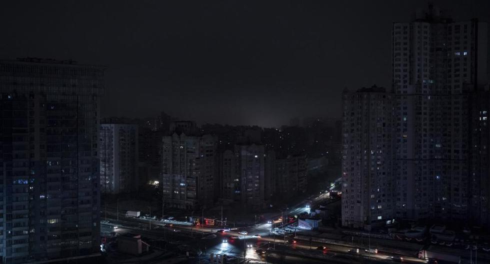 Autos transitan por calles en zonas residenciales que se quedaron sin electricidad después de un ataque ruso en Kiev, Ucrania, el miércoles 23 de noviembre de 2022. (AP Foto/Evgeniy Maloletka).