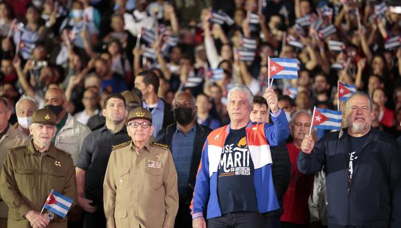 El presidente de Cuba Miguel Díaz-Canel (2-d) y su predecesor Raúl Castro (2-i) participan en la Marcha de las Antorchas, que conmemora el 170 aniversario del nacimiento del prócer cubano José Martí (1853-1895), hoy en La Habana (Cuba). (Foto: EFE/ Ernesto Mastrascusa)