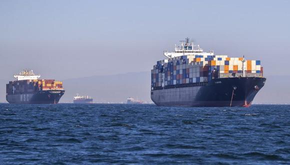 Decenas de buques con contenedores han estado esperando para descargar sus mercancías en puertos estadounidenses. (Getty Images).