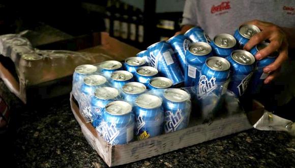 Venezolanos se toman últimas latas de emblemática cerveza Polar
