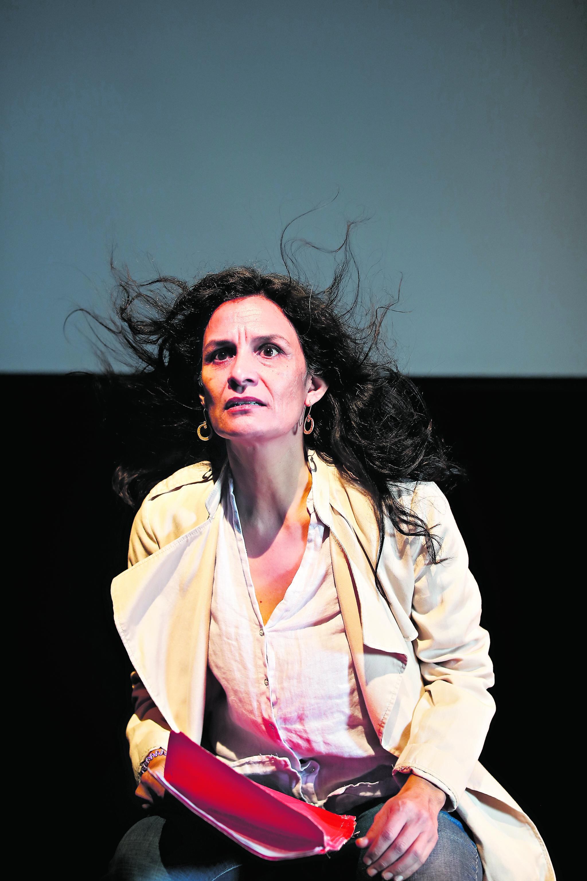 “El apellido comienza conmigo” de Chaska Mori se estrenó en el teatro de la Universidad del Pacífico. En enero se presentará en Santiago a Mil. (Foto: César Campos)