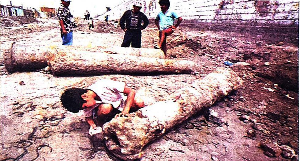 Callao, 3 de noviembre de 1997.  Un niño examina con curiosidad uno de los siete cañones que se descubrieron en las excavaciones en una zanja para la instalación de tubos de desagüe en el AA.HH. Puerto Nuevo. (Foto: GEC Archivo Histórico / Consuelo Vargas)