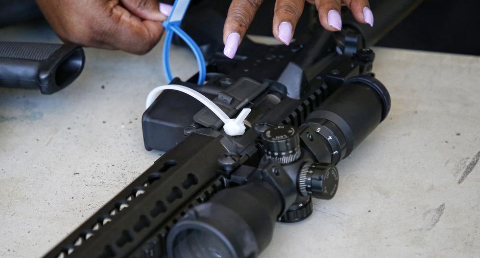 The US finds assault weapons hidden in couches on the border with Mexico