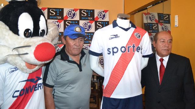 Con Hugo Sotil, el Municipal presentó su camiseta para el 2014 - 1