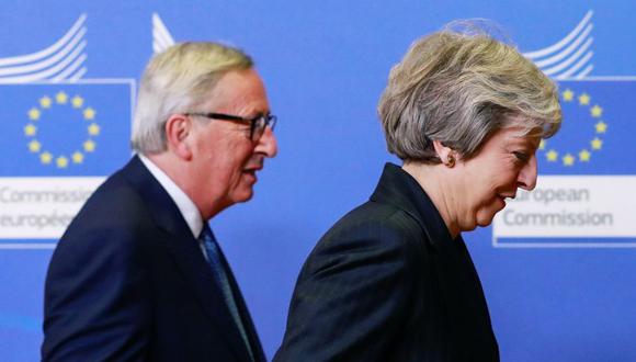 El presidente de la Comisión Europea (CE), Jean-Claude Juncker (izquierda) junto a la primera ministra británica, Theresa May. (EFE)