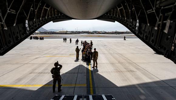 Militares de Estados Unidos mantiene un cordón de seguridad afuera de un avión C-17 Globemaster III durante la evacuación en el aeropuerto Hamid Karzai en Kabul, Afganistán, el 20 de agosto de 2021. (TAYLOR CRUL / US AIR FORCE / AFP).