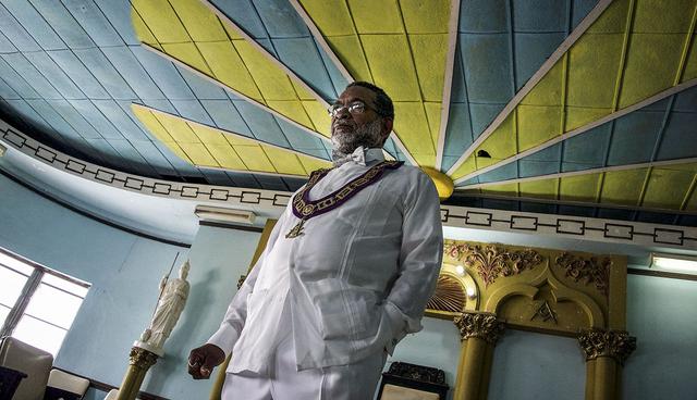 Lazaro Cuesta, Grand Master of the Grand Lodge of Cuba, stands in the ceremonial hall of the Mason's temple in Havana, on June 27, 2017  Founded officially in 1859, Cuba's Grand Lodge passed through many difficulties along the country's hazardous history and today has 27,800 censed members in 321 lodges across the island. / AFP / ADALBERTO ROQUE