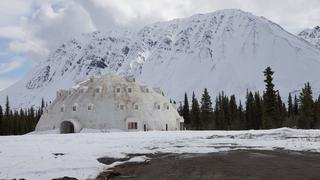 Este enorme iglú deshabitado llama la atención en Alaska