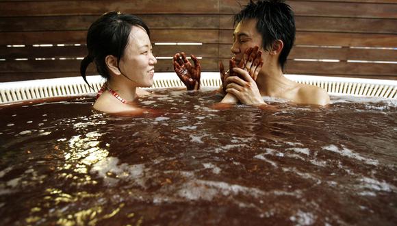 En Japón, por ejemplo, algunas parejas deciden visitar el Hakone Yunessun spa para 'bañarse' en chocolate. (Foto: AFP)