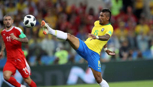 Paulinho recibió un magnífico pase de larga distancia de Philippe Coutinho, lo controló con precisión y definió con una clase magistral ante la salida presurosa del portero de Serbia. (Foto: AFP)