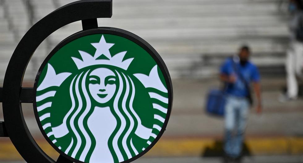 El logo de Starbucks se ve en un supermercado del distrito de Las Mercedes en Caracas, Venezuela, el 23 de diciembre de 2021. (Federico PARRA / AFP).