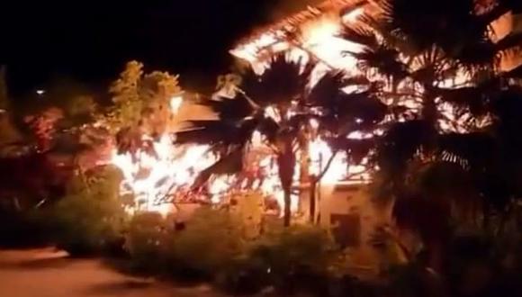 Un incendio consumió dos hoteles en la isla de Holbox, en Cancún, México. (Captura de video).
