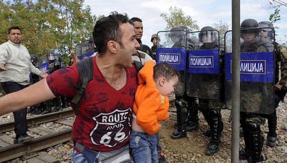 Macedonia frena a migrantes con gases lacrimógenos [VIDEO]