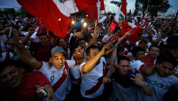 El miércoles, miles de peruanos recibieron a la selección de fútbol en el aeropuerto de Ezeiza, en la capital de Argentina. (AFP).