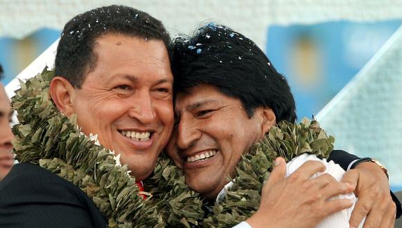 Evo Morales junto a Hugo Chávez en una imagen del 9 de diciembre del 2006 en Cochabamba, Bolivia. (AFP PHOTO/Aizar RALDES).