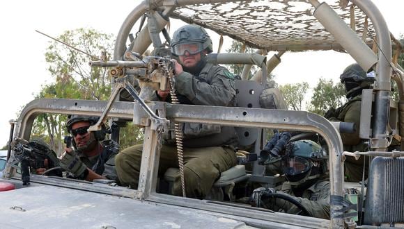 Un soldado israelí sentado detrás de un arma montada cerca de la frontera sur con la Franja de Gaza el 1 de mayo de 2024, en medio del conflicto en curso entre Israel y el grupo militante Hamás. (Foto de JACK GUEZ / AFP)