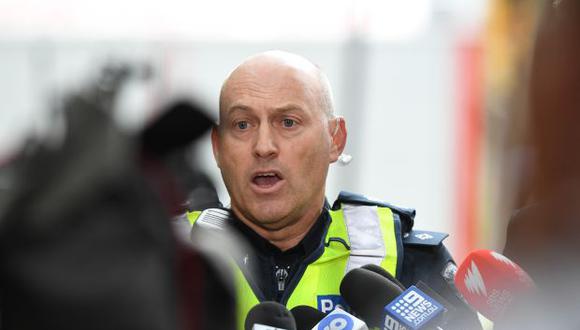 El portavoz de la Policía del estado de Victoria, David Clayton, atiende a los medios de comunicación después de que un hombre apuñalase de muerte a una persona de muerte e hiriera a otras dos. (Foto: EFE)