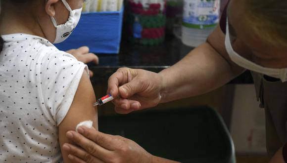 Un trabajador médico aplica una vacuna contra la influenza a una niña en Asunción, Paraguay. (Foto: NORBERTO DUARTE / AFP)
