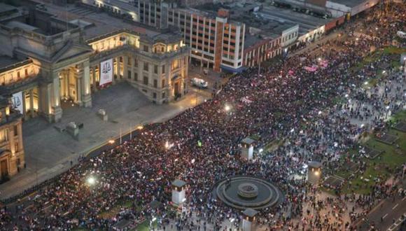 Miles se congregan ahora frente al Palacio de Justicia. (Foto: Andina)