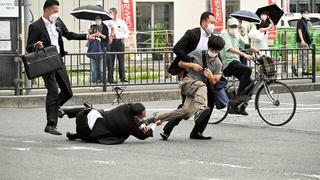 Detienen a un hombre por disparar con escopeta al ex primer ministro de Japón Shinzo Abe