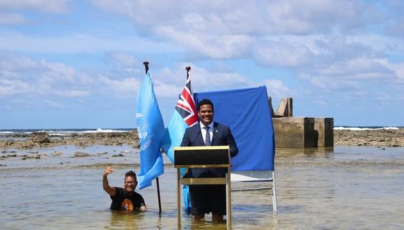 El ministro Simon Kofe posa en medio de los preparativos para grabar su mensaje en Tuvalu. (Tuvalu's Ministry of Justice, Communication and Foreign Affairs / Social Media vía REUTERS).