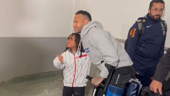 Neymar y su noble gesto con una niña a pesar de estar lesionado y en muletas | VIDEO