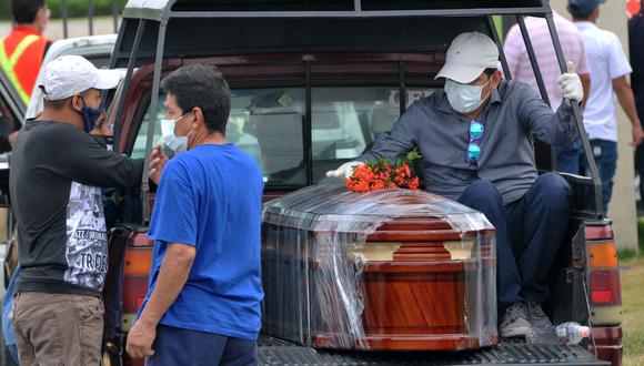 Coronavirus en Ecuador | Ultimas noticias | Último minuto: reporte de infectados y muertos sábado 11 de abril del 2020 | Covid-19 | Familiares de una víctima del nuevo coronavirus arriban al cementerio Paque de la Paz en Guayaquil. (AFP / José SÁNCHEZ).