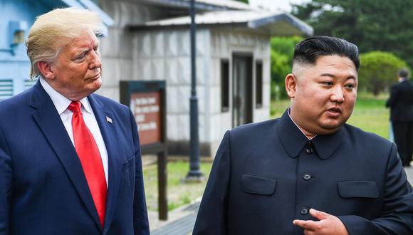 El líder de Corea del Norte, Kim Jong-un, habla mientras se encuentra con el presidente de Estados Unidos, Donald Trump, al sur de la Línea de Demarcación Militar que divide Corea del Norte y del Sur el 30 de junio de 2019. (Foto: Brendan Smialowski / AFP)