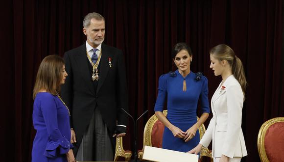 La Princesa Heredera Española de Asturias Leonor (der) asiste con la Presidenta del Congreso Francina Armengol a una ceremonia para jurar lealtad a la Constitución de España, en su cumpleaños 18. (Foto de Andrés BALLESTEROS/PISCINA/AFP).
