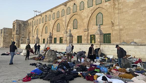 Los palestinos buscan sus pertenencias luego de los enfrentamientos dentro de la mezquita Al-Aqsa de Jerusalén a principios del 5 de abril de 2023 durante el mes sagrado musulmán del Ramadán. (Foto de AHMAD GHARABLI / AFP)