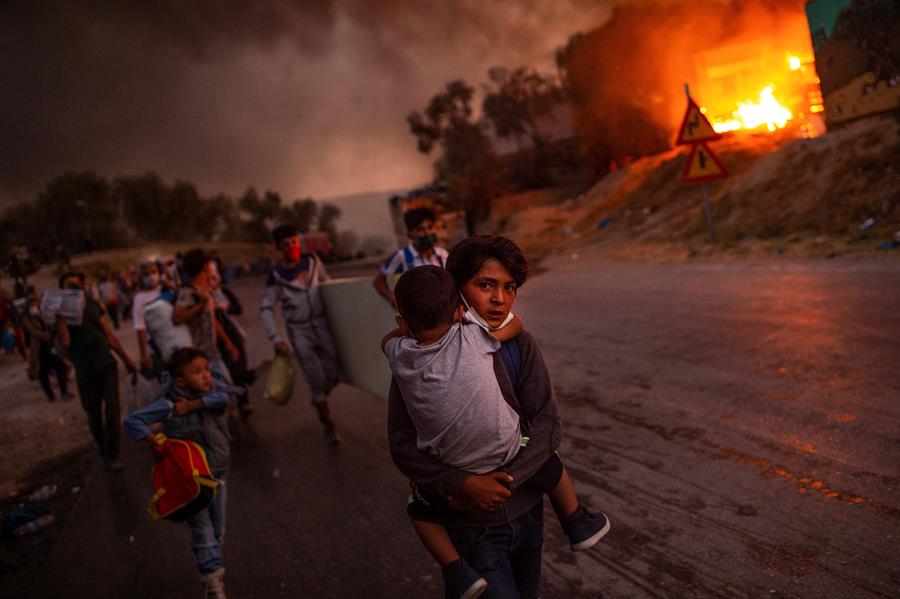 Niños refugiados del campo en llamas de Moria protagonizan la “Foto del Año Unicef”