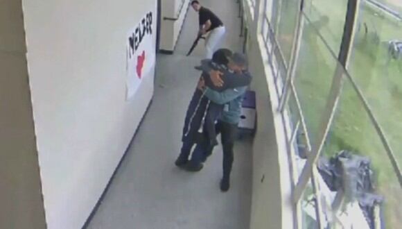 Un entrenador de fútbol logró desarmar a un estudiante que había ingresado a la escuela con una escopeta oculta bajo su abrigo. (Foto: Captura)