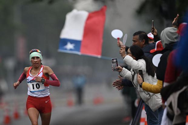 Gladys Tejeda se subió al podio en la maratón femenina. (Foto: AFP)
