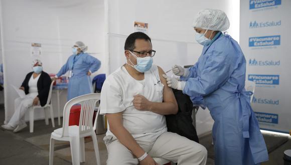 Personal de EsSalud recibe tercera dosis contra el COVID-19. (Foto: Renzo Salazar / @photo.gec)