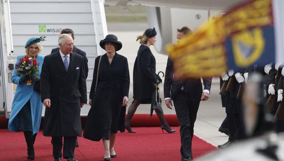 El rey Carlos III de Gran Bretaña (2do L) y Camilla, reina consorte (L) de Gran Bretaña bajan de su avión después de aterrizar en el aeropuerto de Berlín Brandeburgo en Schoenefeld cerca de Berlín, el 29 de marzo de 2023. (Foto de Odd ANDERSEN / AFP)