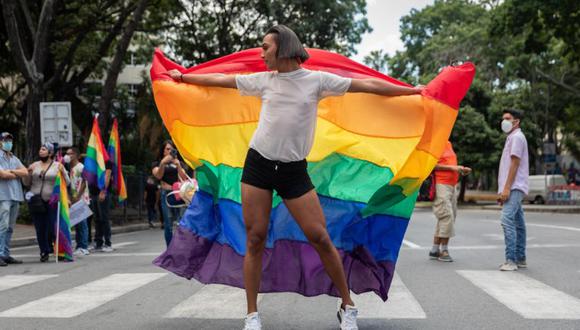 Una mujer trans posa con una bandera de la comunidad LGBTQI, jueves en Caracas (Venezuela).