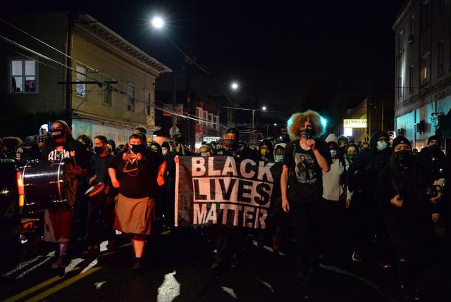 Los manifestantes Black Lives Matter marchan por las calles de Portland, Oregón. El presidente Donald Trump y el retador demócrata Joe Biden están luchando por la Casa Blanca, con las urnas muy parejas en todo Estados Unidos. (Foto de Ankur Dholakia / AFP)