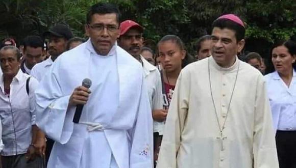 El sacerdote Jaime Iván Montesinos Sauceda (I), detenido el 25 de mayo de 2023 por el Gobierno de Nicaragua, junto al obispo Rolando Álvarez, también preso por Daniel Ortega. (Foto de redes sociales)