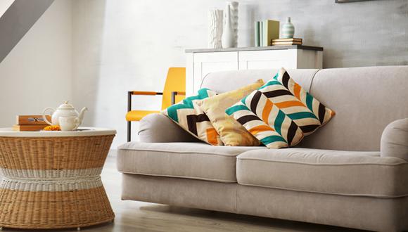 Se recomienda poner los acentos de color en los cojines y elegir un tono neutro para el sofá. (Foto: Shutterstock)