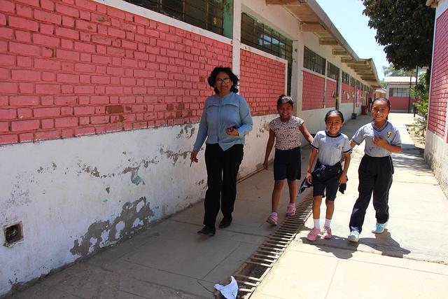 La subdirectora del colegio pidió ayuda urgente al Gobierno, pues dijo que han pasado más de dos años del desastres y aún siguen estudiando en malas condiciones. (Foto: Ralph Zapata)