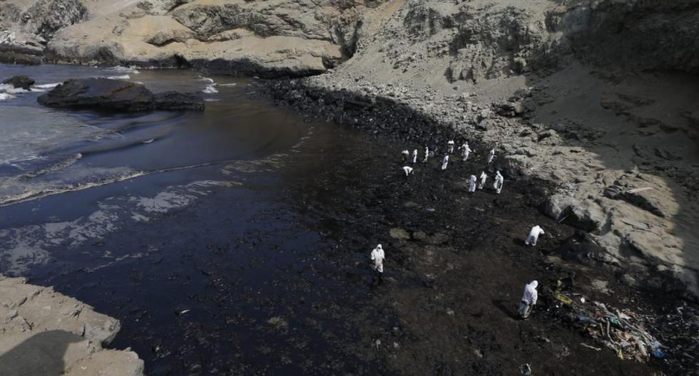 El derrame de petróleo ha afectado tres playas de Ventanilla y se ha expandido hasta Ancón | Foto: Jorge Cerdan / @photo.gec
