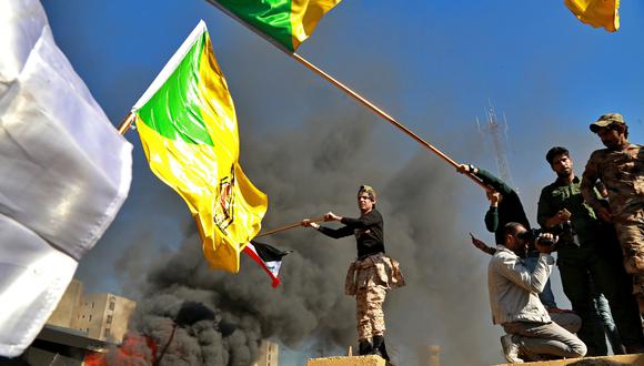 El grupo Kataib Hezbollah tomó la embajada norteamericana en Bagdad en represalia por la muerte de 25 de sus combatientes tras un ataque estadounidense. [AP]